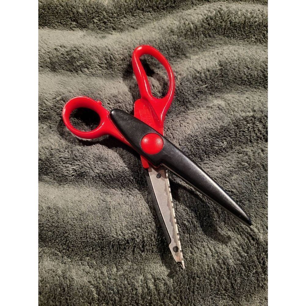 Fiskars Paper Edge Scissors- Heartbeat Paper Edgers - Picture 4 of 4